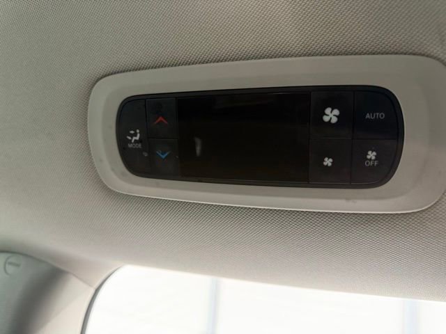 Used 2023 Chrysler Pacifica Touring-L image 31