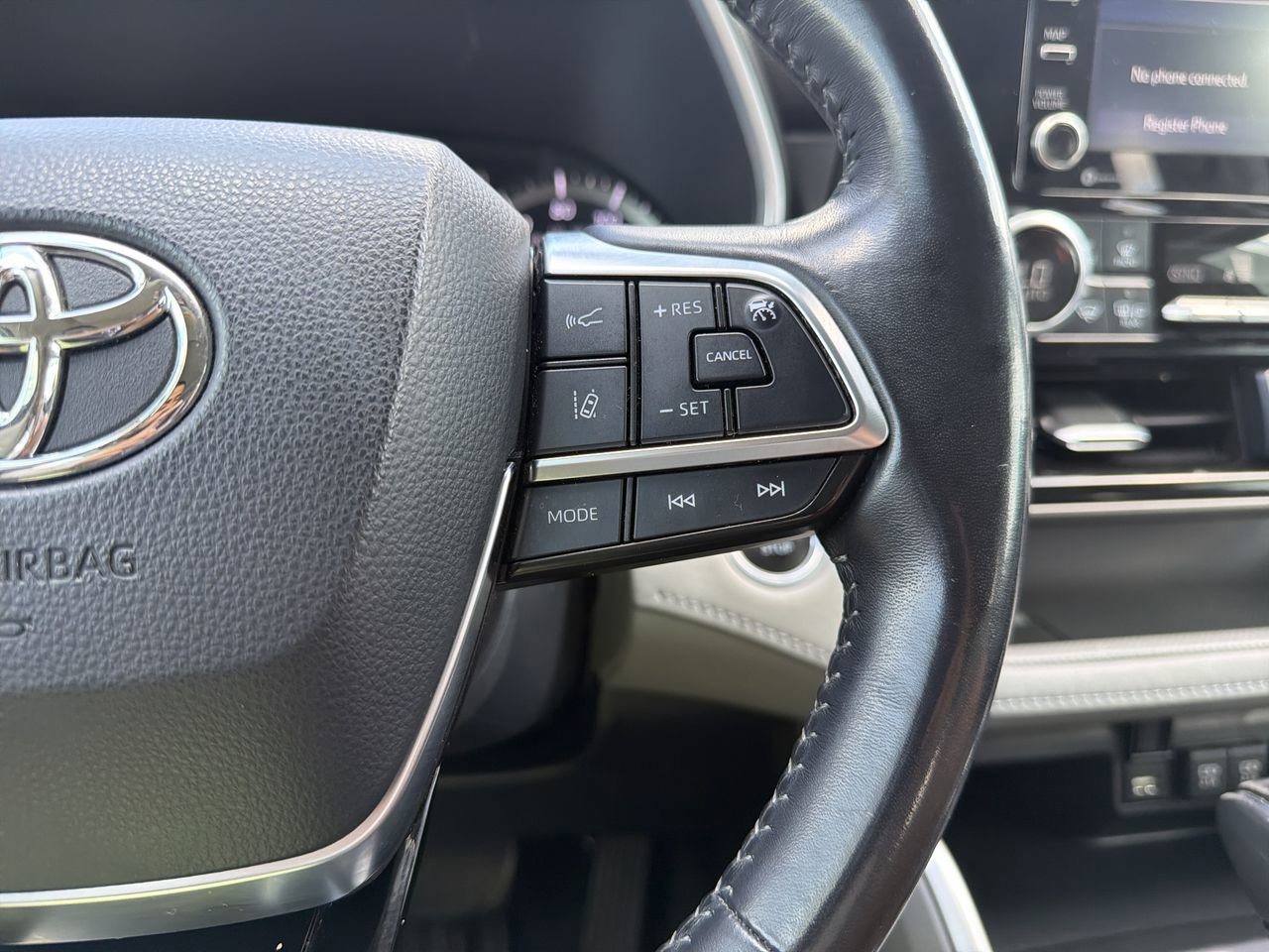 Used 2020 Toyota Highlander XLE FWD image 30