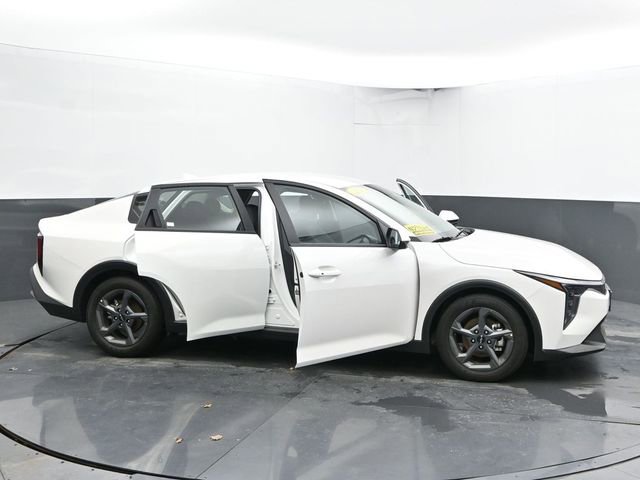 Used 2025 Kia K4 LXS image 57