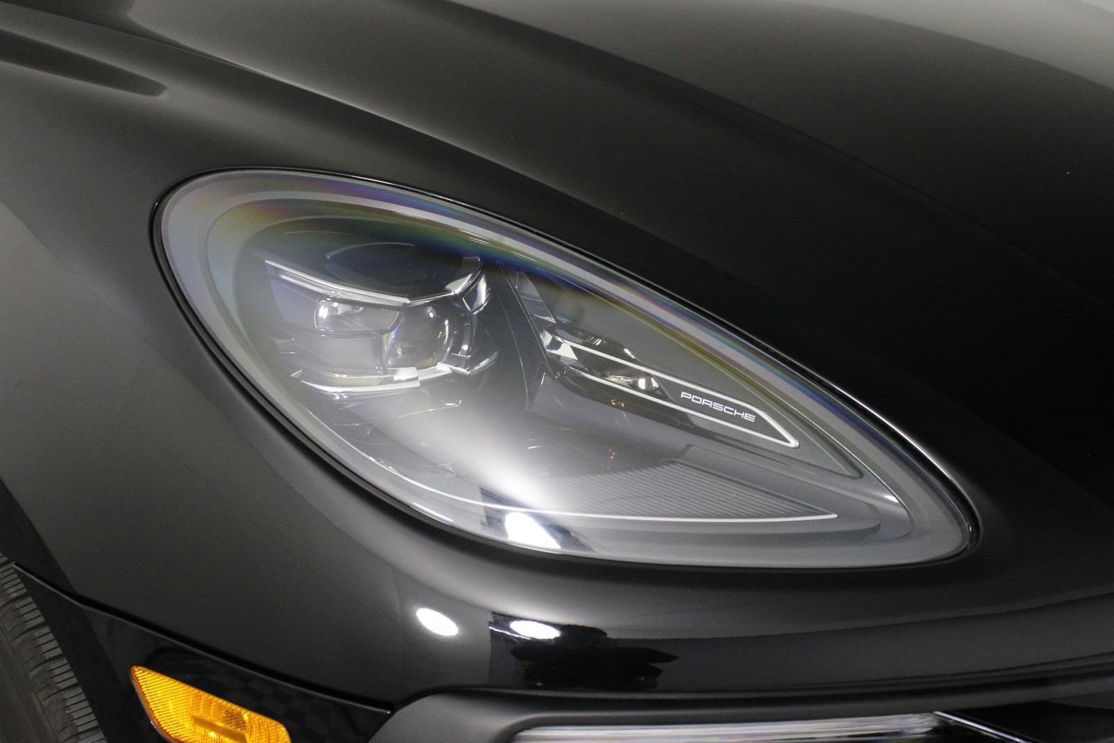 Certified 2025 Porsche Macan image 28