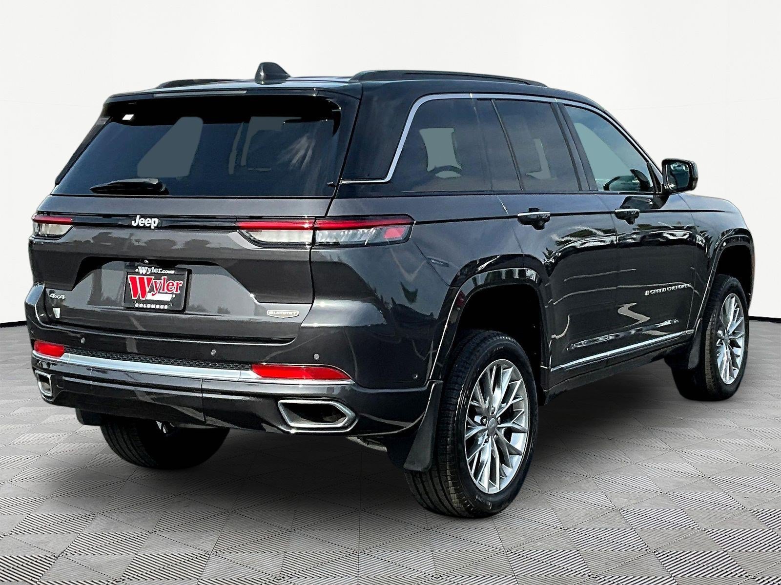 Used 2025 Jeep Grand Cherokee Summit w/ MOPAR Finishing Package AWD/4WD image 6