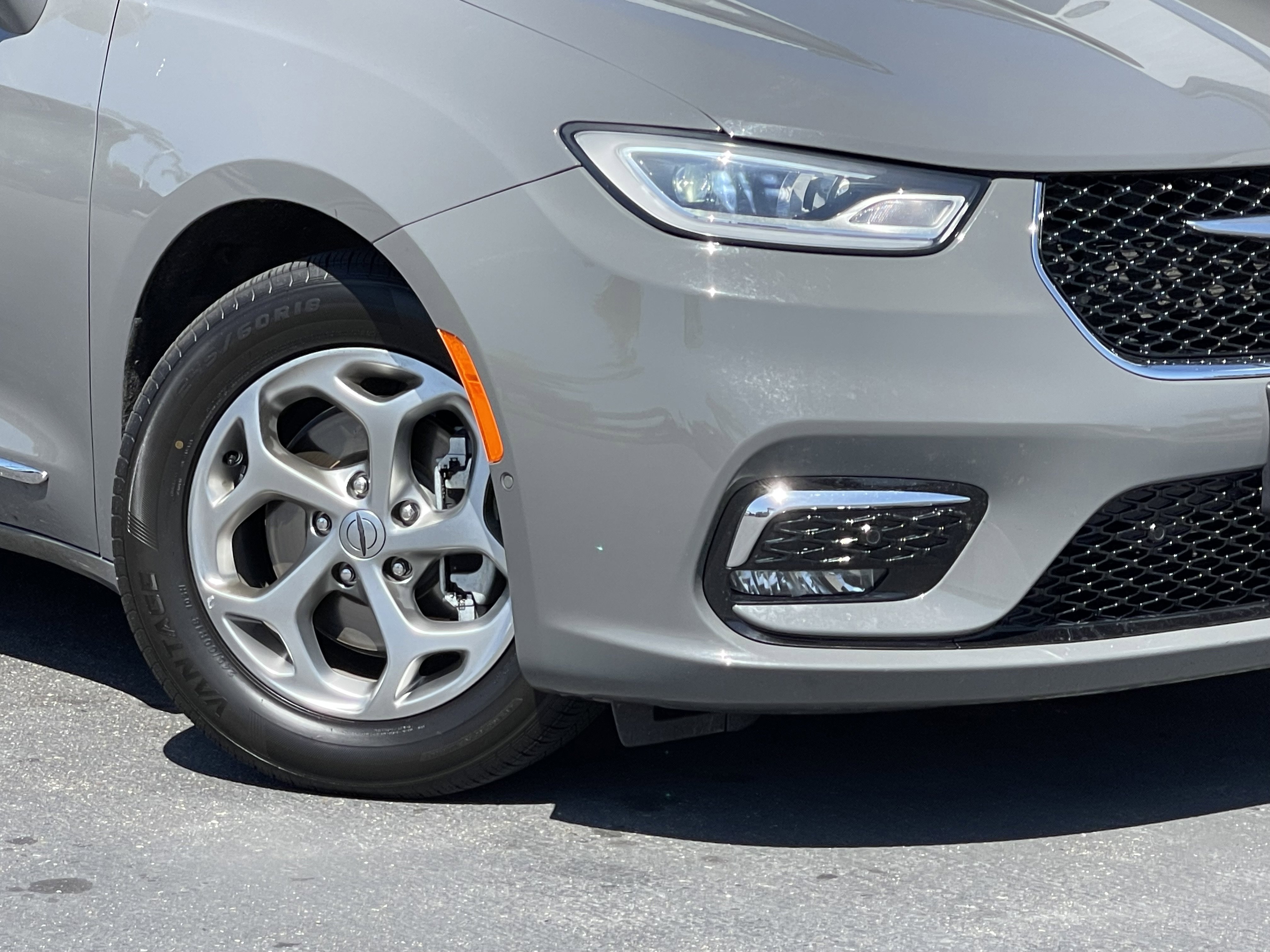Used 2022 Chrysler Pacifica Limited FWD image 3
