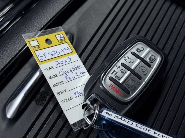 Used 2025 Chrysler Pacifica Limited FWD image 48