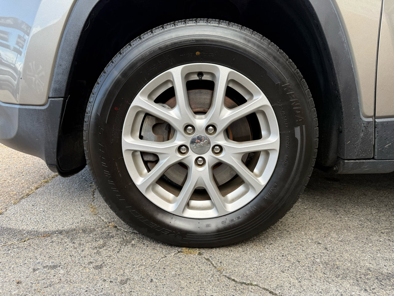 Used 2017 Jeep Cherokee Latitude w/ Safety/Convenience Group image 29