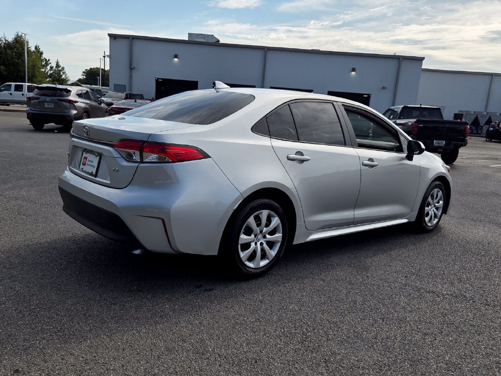 Used 2025 Toyota Corolla LE FWD image 12
