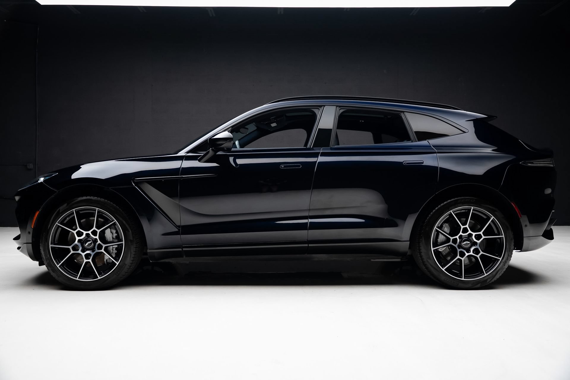 Used 2021 Aston Martin DBX AWD/4WD image 17