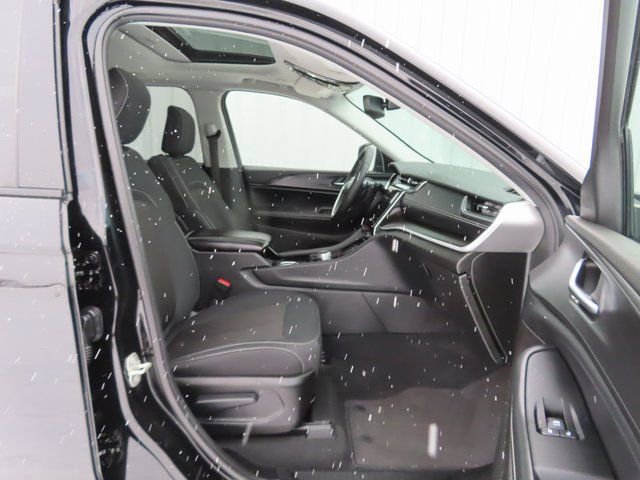 Used 2023 Jeep Grand Cherokee Laredo image 26