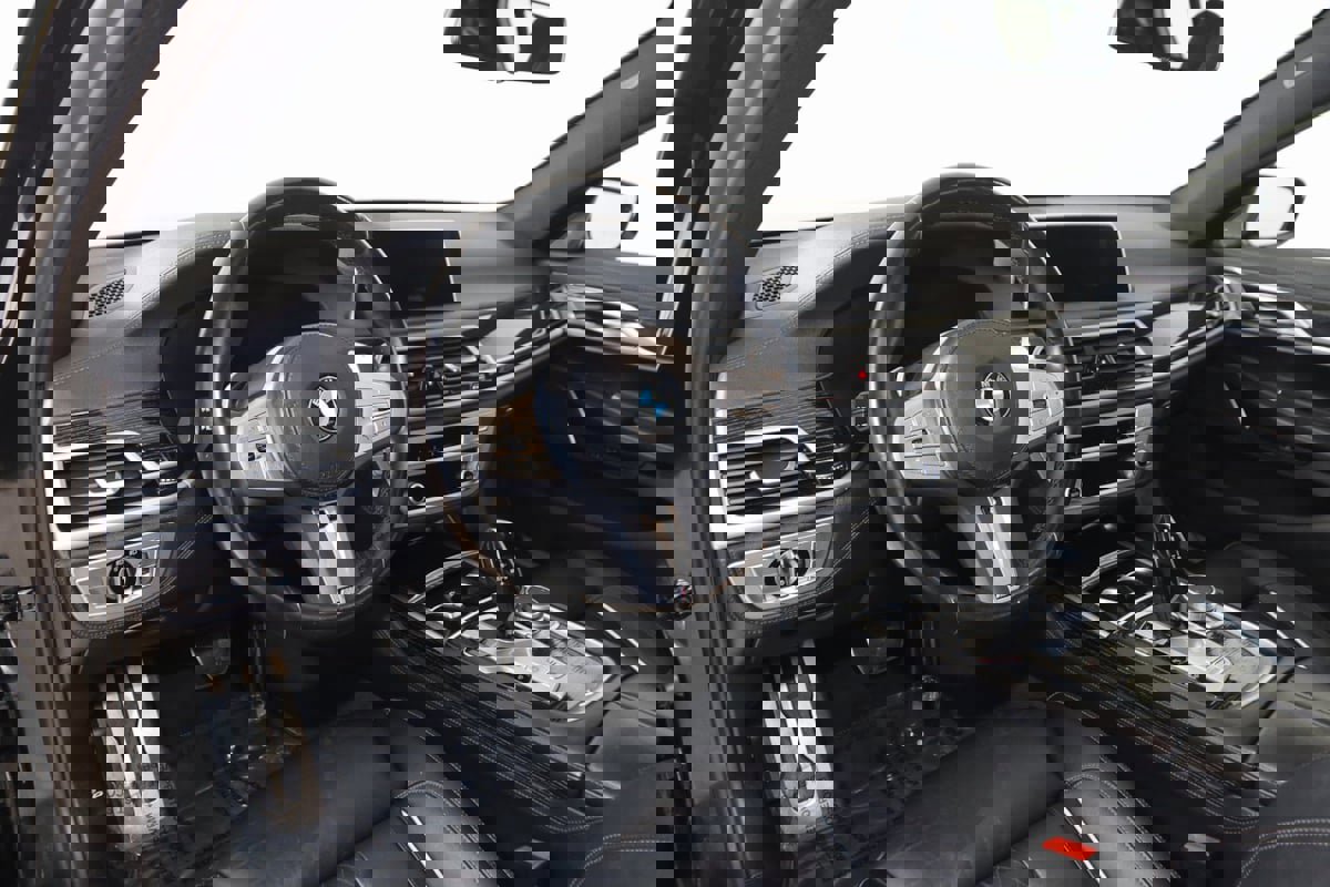 Used 2022 BMW 750i xDrive w/ M Sport Package image 33