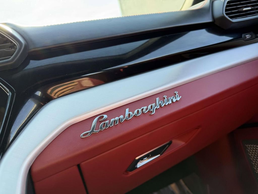 Used 2022 Lamborghini Urus image 32