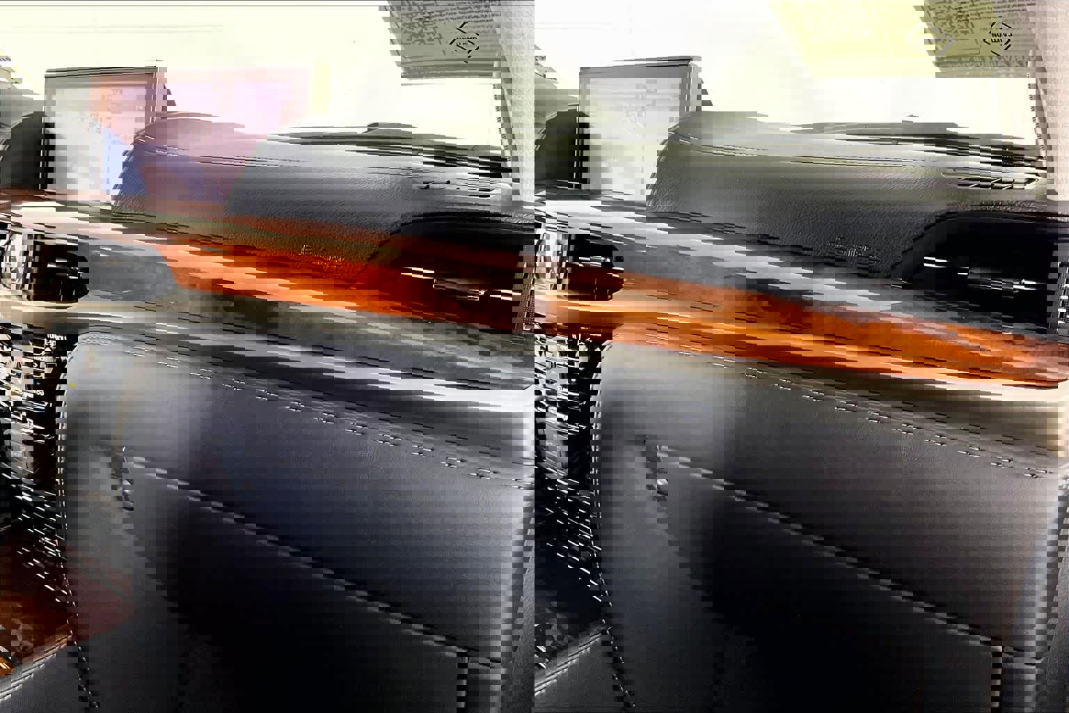 Used 2021 Lexus LX 570 4WD w/ 3rd Row & Luxury Pkg image 17