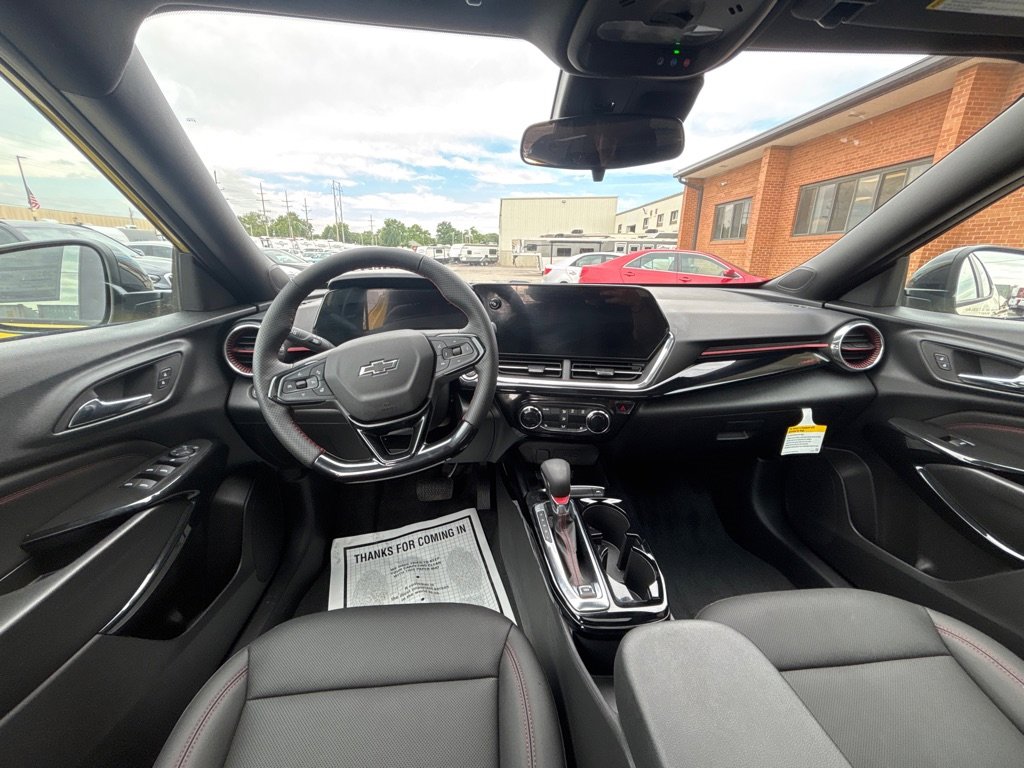 Used 2025 Chevrolet Trax RS w/ Sunroof Package image 13