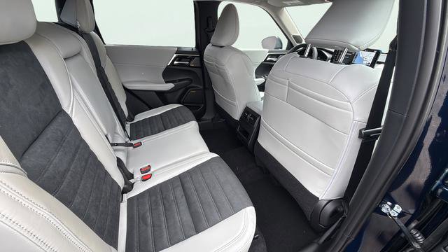 New 2026 Mitsubishi Outlander SE FWD image 24