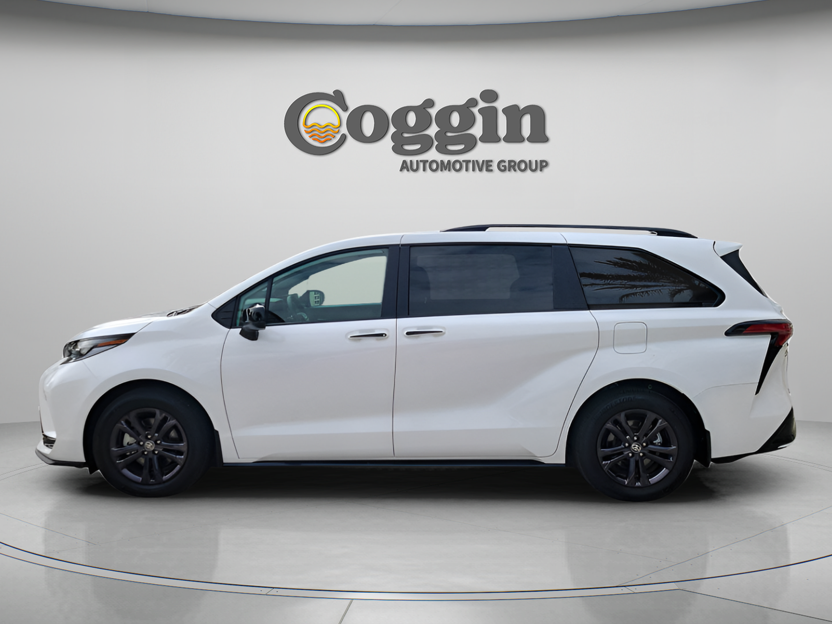 Certified 2025 Toyota Sienna XSE w/ XSE Plus Package AWD/4WD image 3