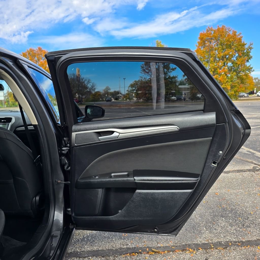Used 2020 Ford Fusion SE FWD image 28