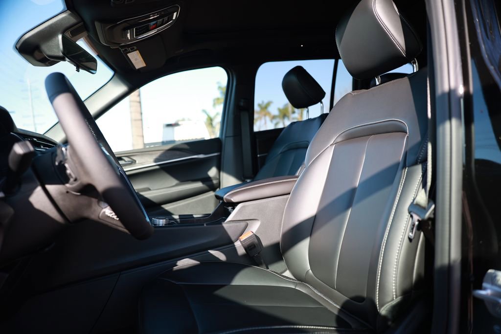 New 2025 Jeep Grand Cherokee Limited w/ Black Appearance Package image 13