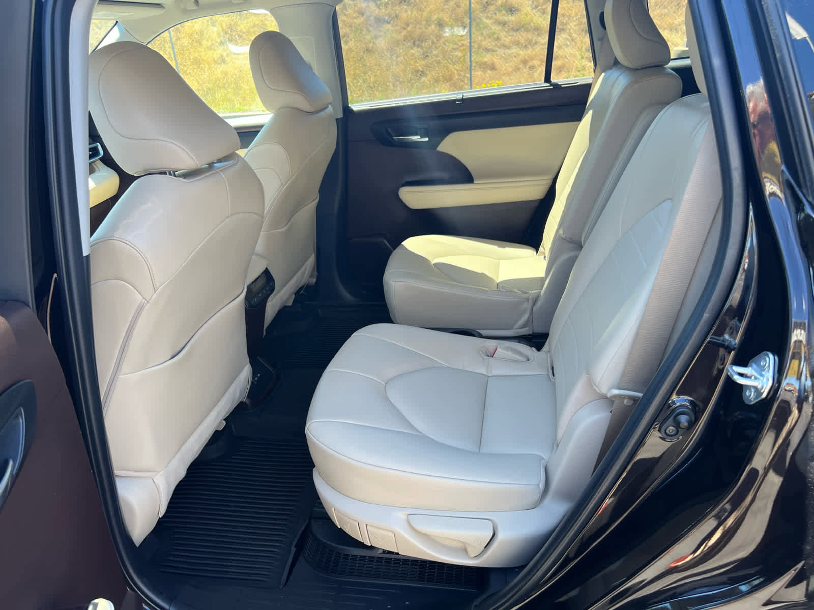Used 2022 Toyota Highlander XLE AWD/4WD image 13