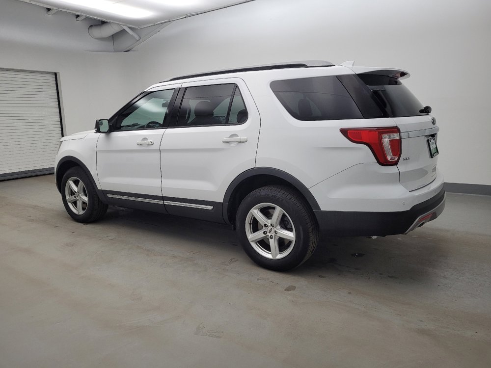 Used 2017 Ford Explorer XLT image 3