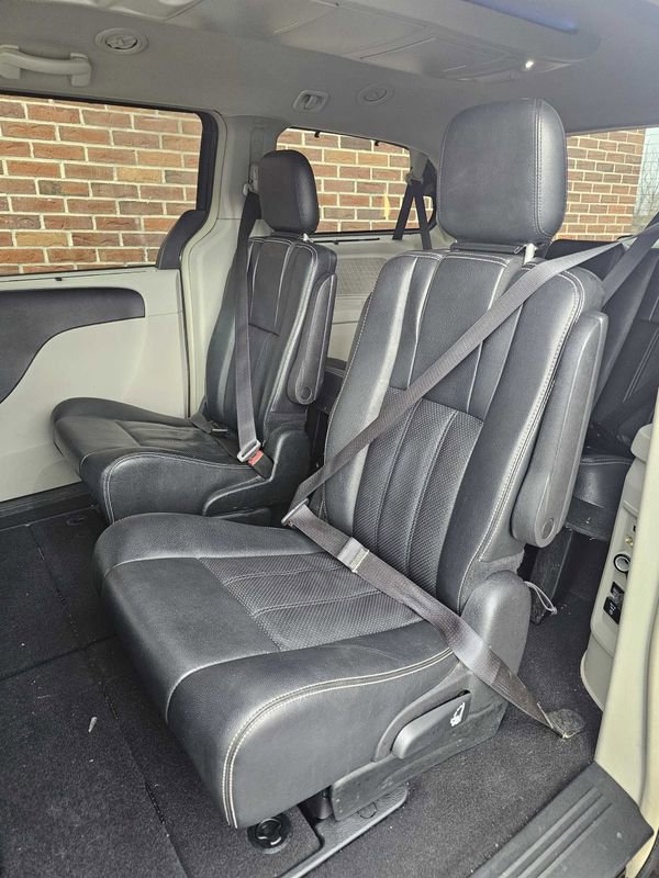 Used 2015 Chrysler Town & Country Touring-L w/ Driver Convenience Group image 14