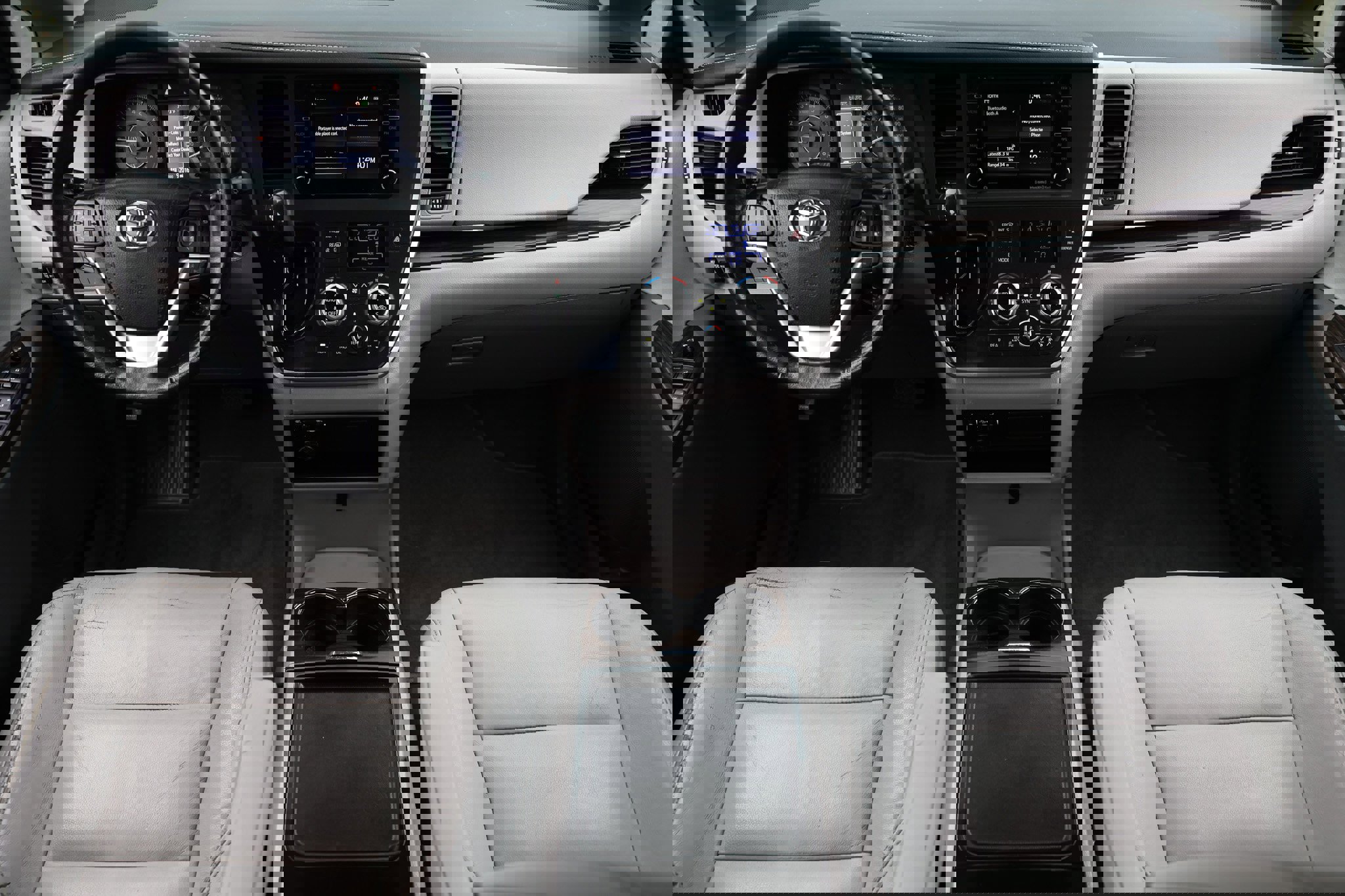 Used 2020 Toyota Sienna XLE image 2