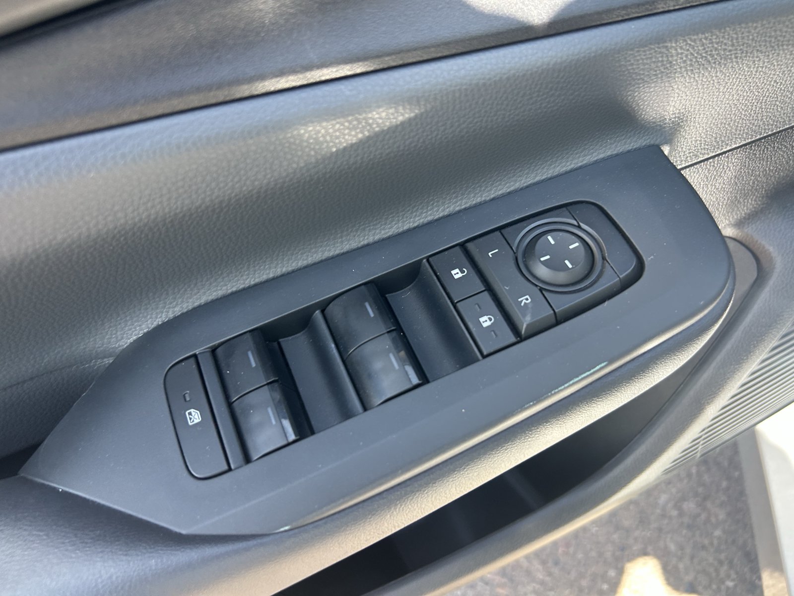 Used 2025 Toyota Prius LE FWD image 30