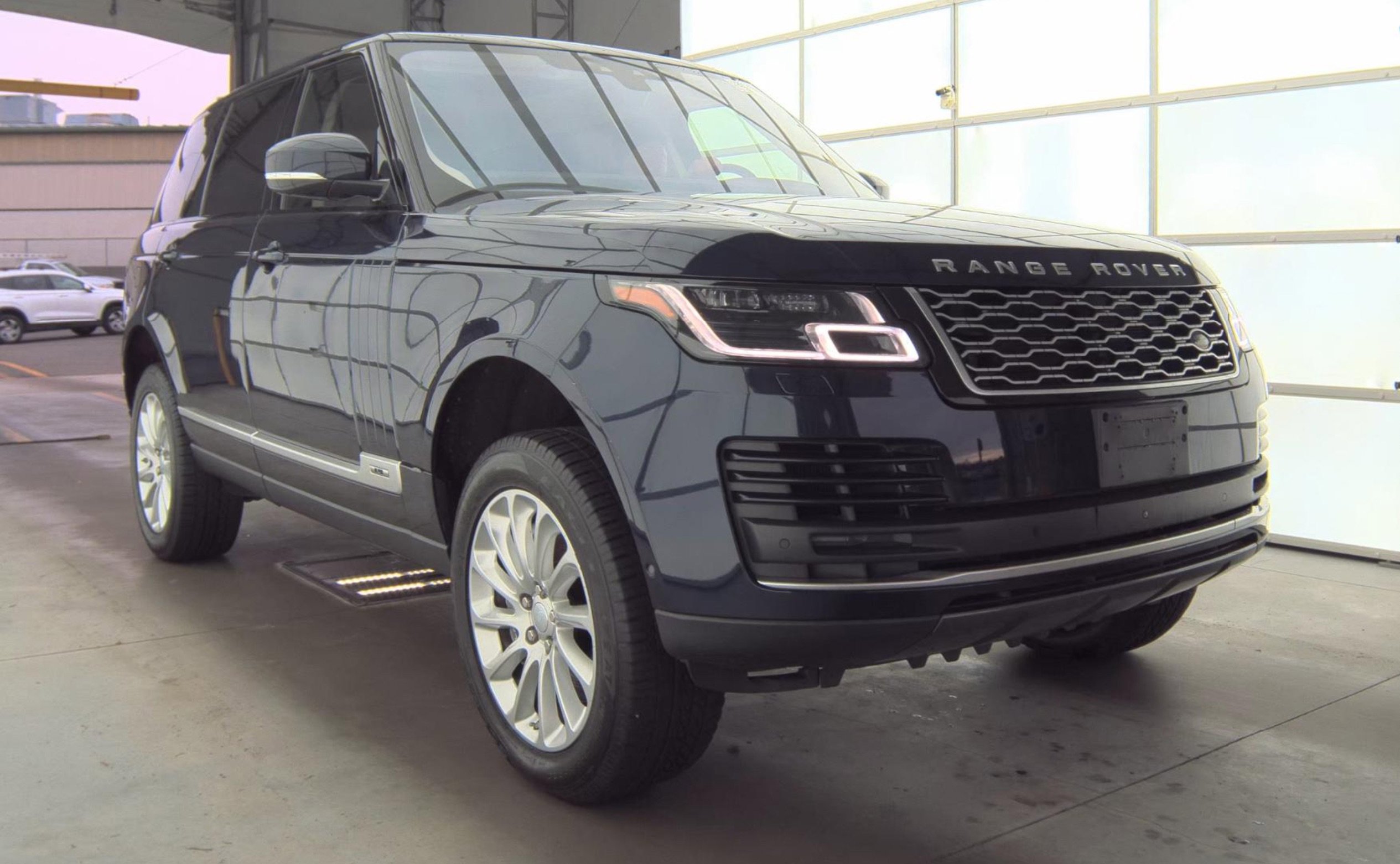 Used 2019 Land Rover Range Rover Long Wheelbase Supercharged image 3