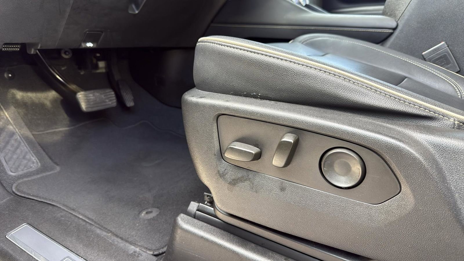 Used 2023 GMC Yukon XL SLT image 8