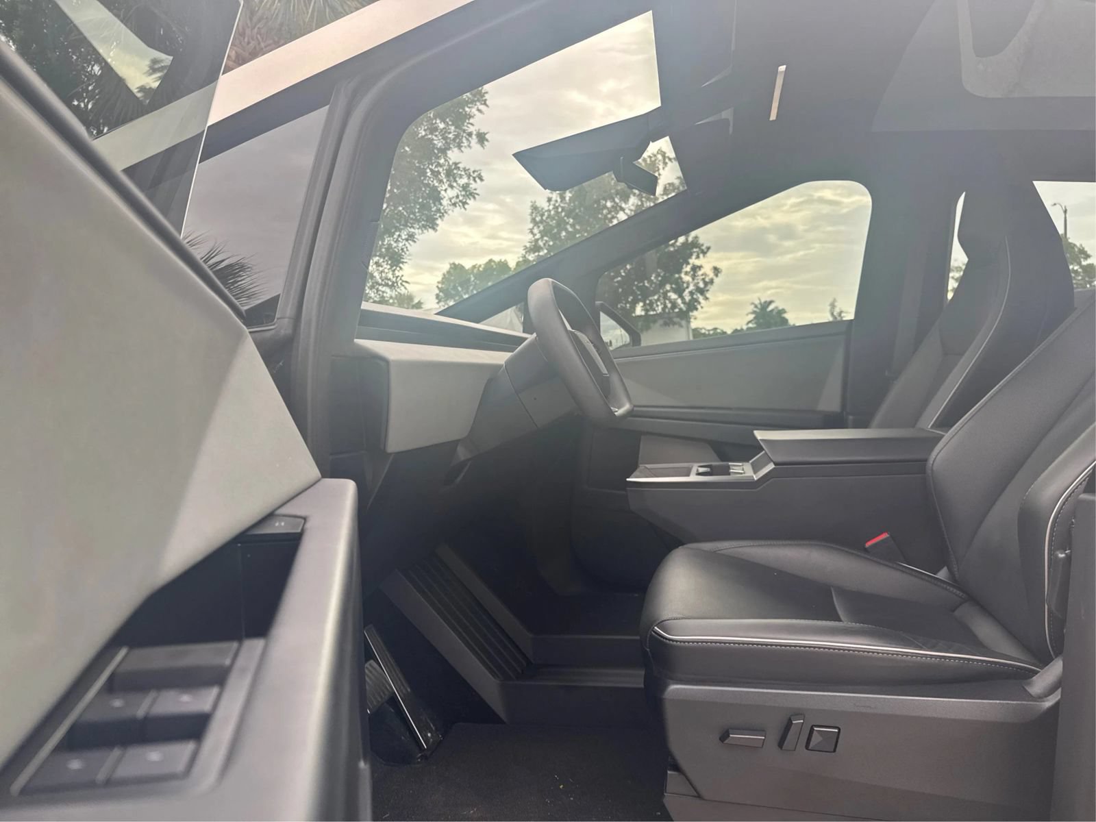 Used 2025 Tesla Cybertruck AWD Crew Cab image 9