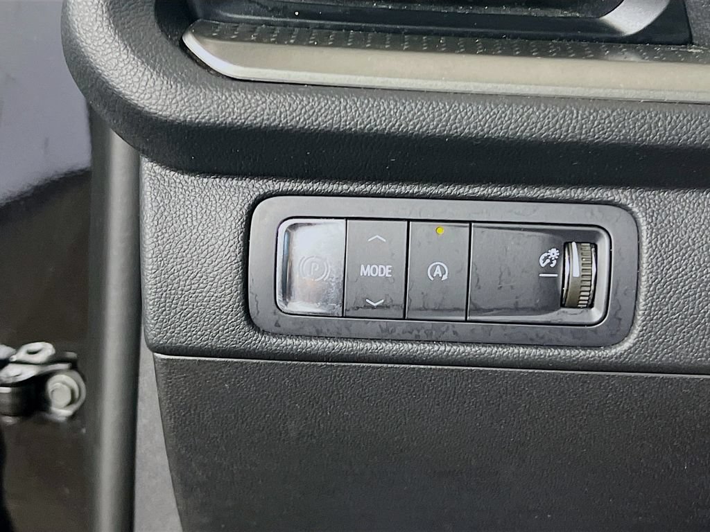 Used 2025 Chevrolet Traverse LT FWD image 9