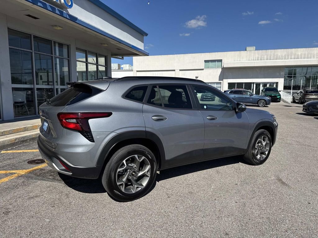 Certified 2025 Chevrolet Trax LT w/ LT Convenience Package image 8