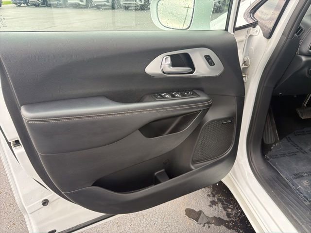 Used 2018 Chrysler Pacifica Limited image 49