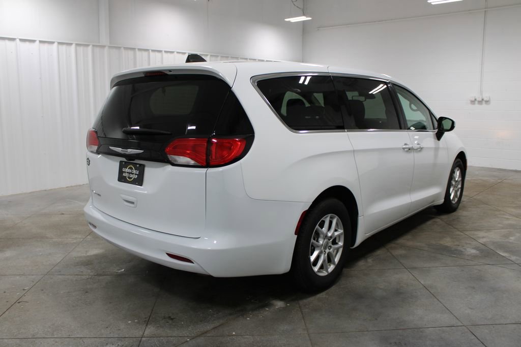 Used 2023 Chrysler Voyager LX FWD image 9