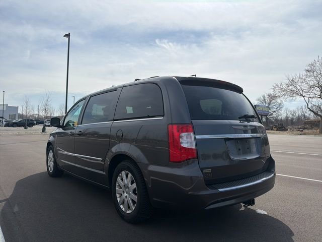 Used 2016 Chrysler Town & Country Touring image 3