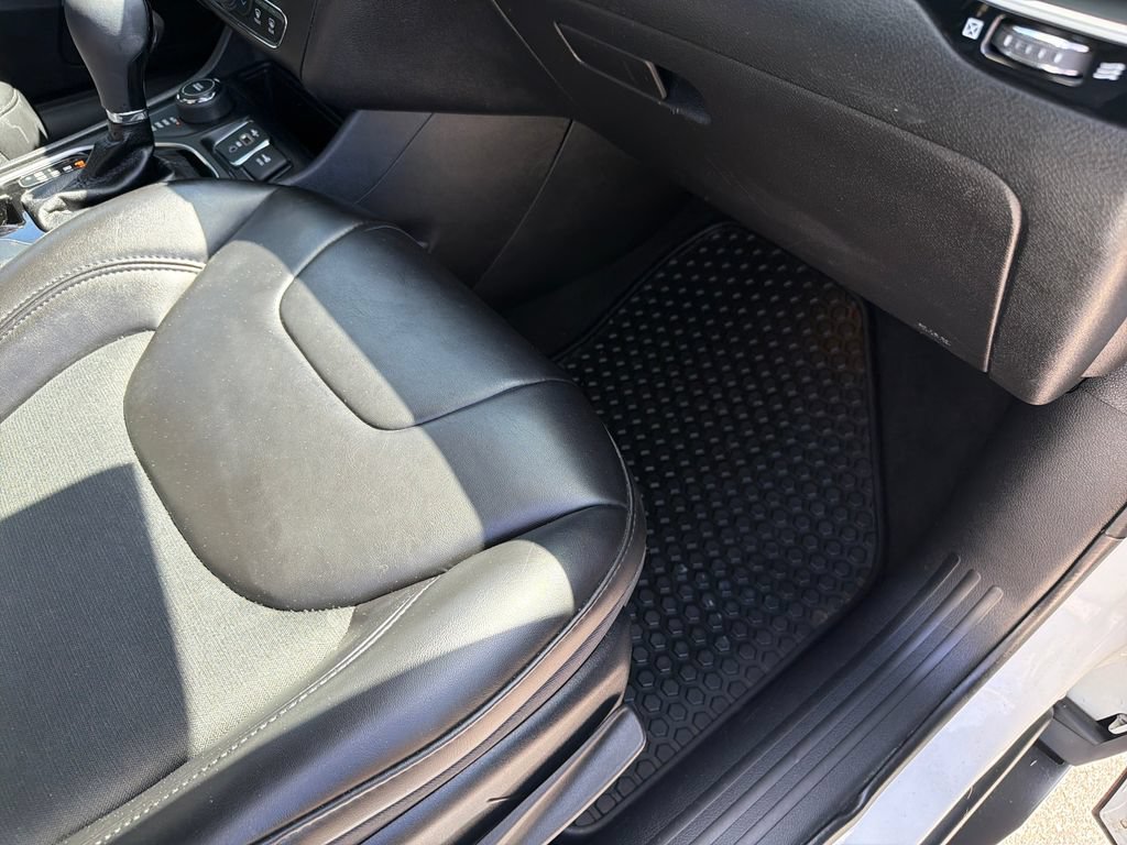 Used 2020 Jeep Cherokee Latitude Plus AWD/4WD image 38