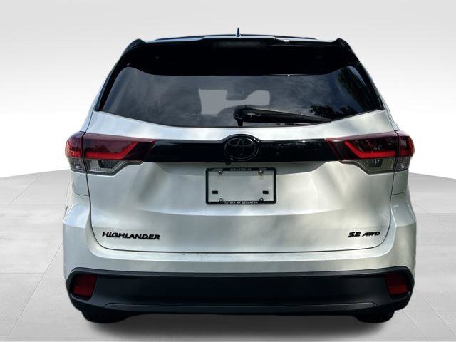 Used 2019 Toyota Highlander SE w/ Nightshade Edition AWD/4WD image 4
