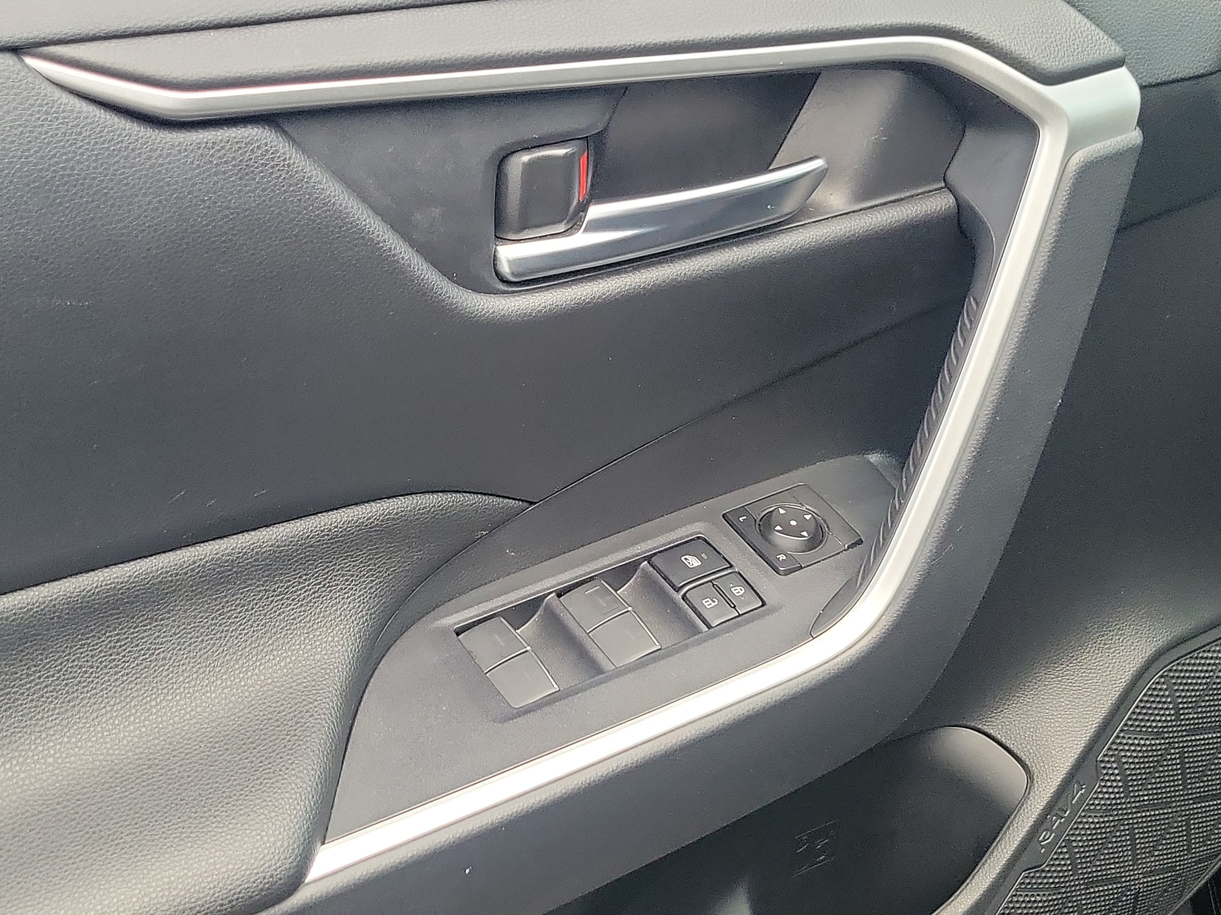 Used 2025 Toyota RAV4 XLE AWD/4WD image 20