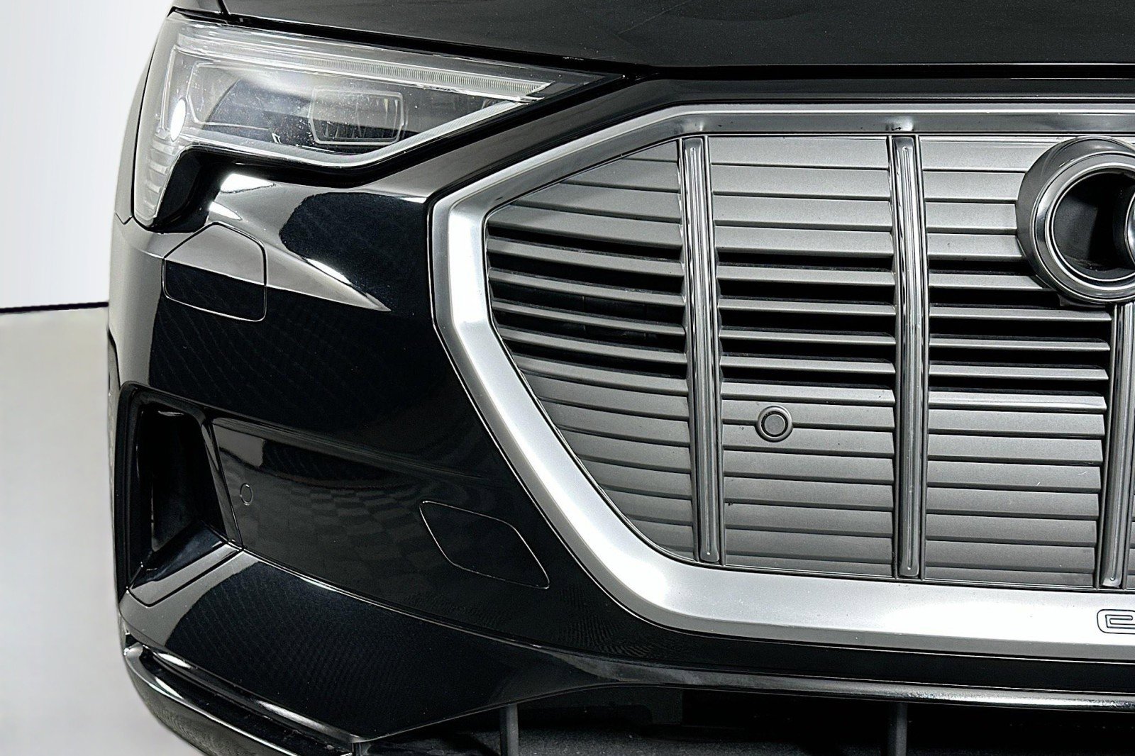 Used 2019 Audi e-tron Prestige w/ Prestige Package image 16