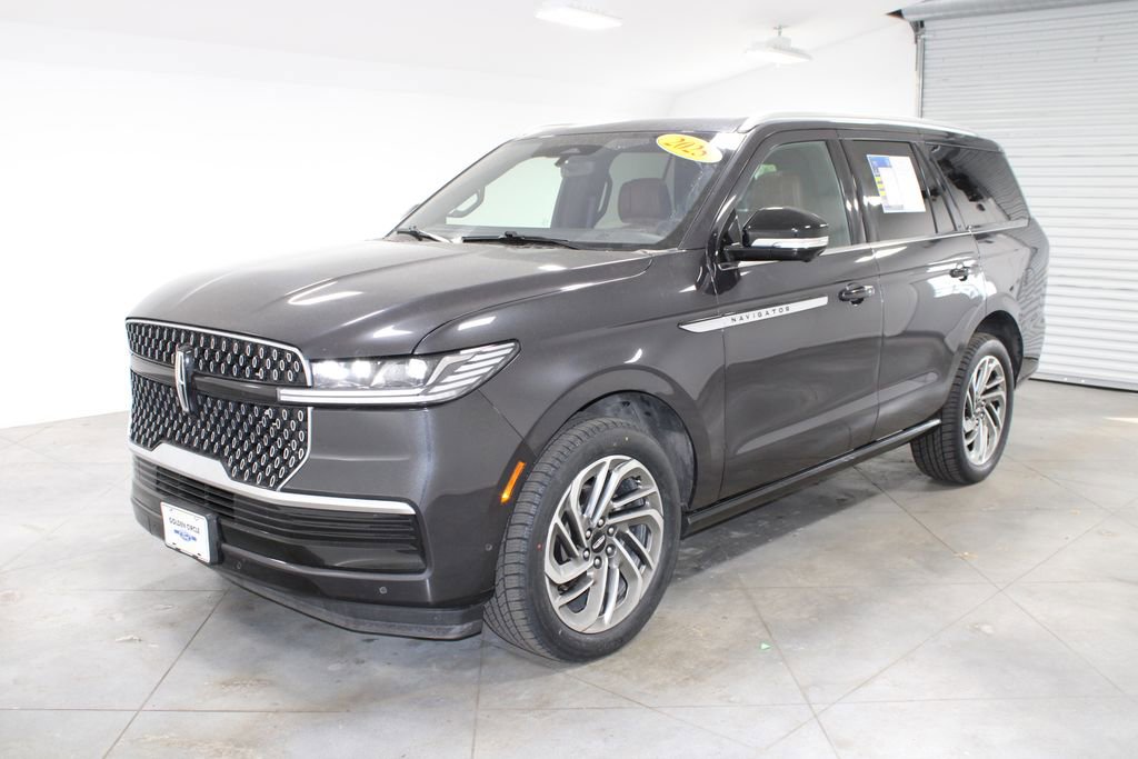 Used 2025 Lincoln Navigator Reserve AWD/4WD image 4