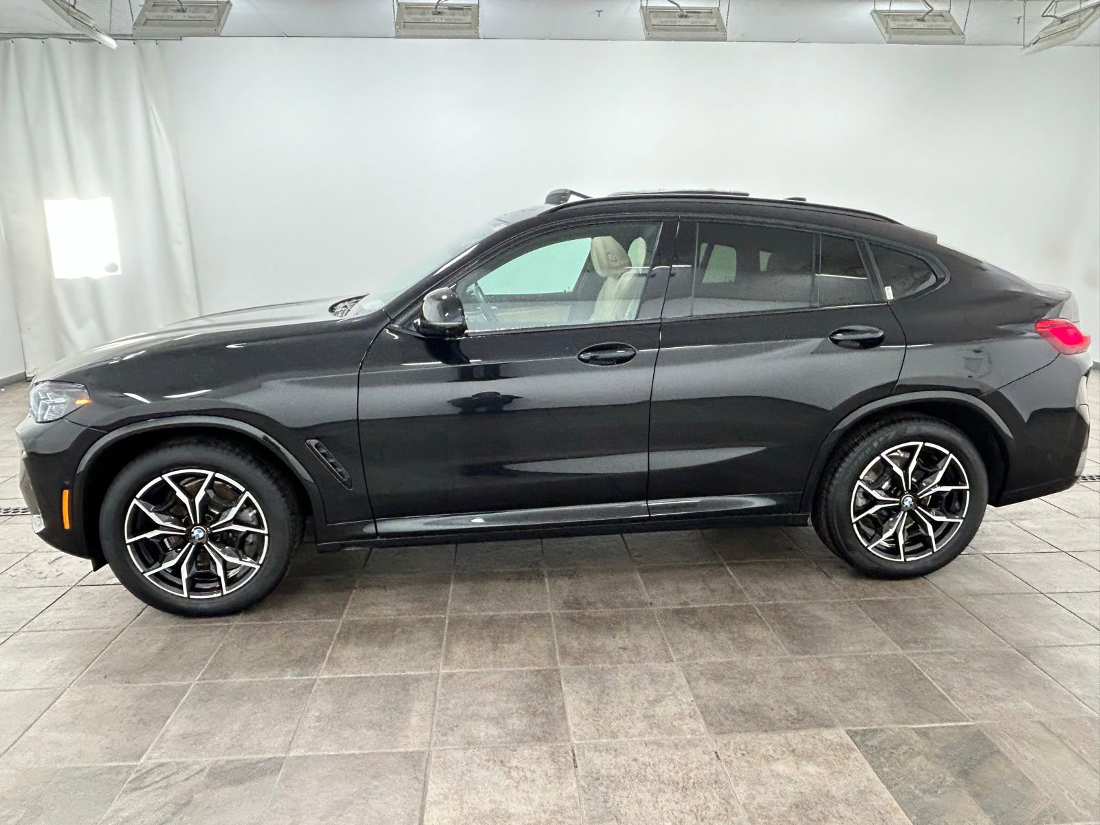 Used 2025 BMW X4 xDrive30i w/ M Sport Package image 2