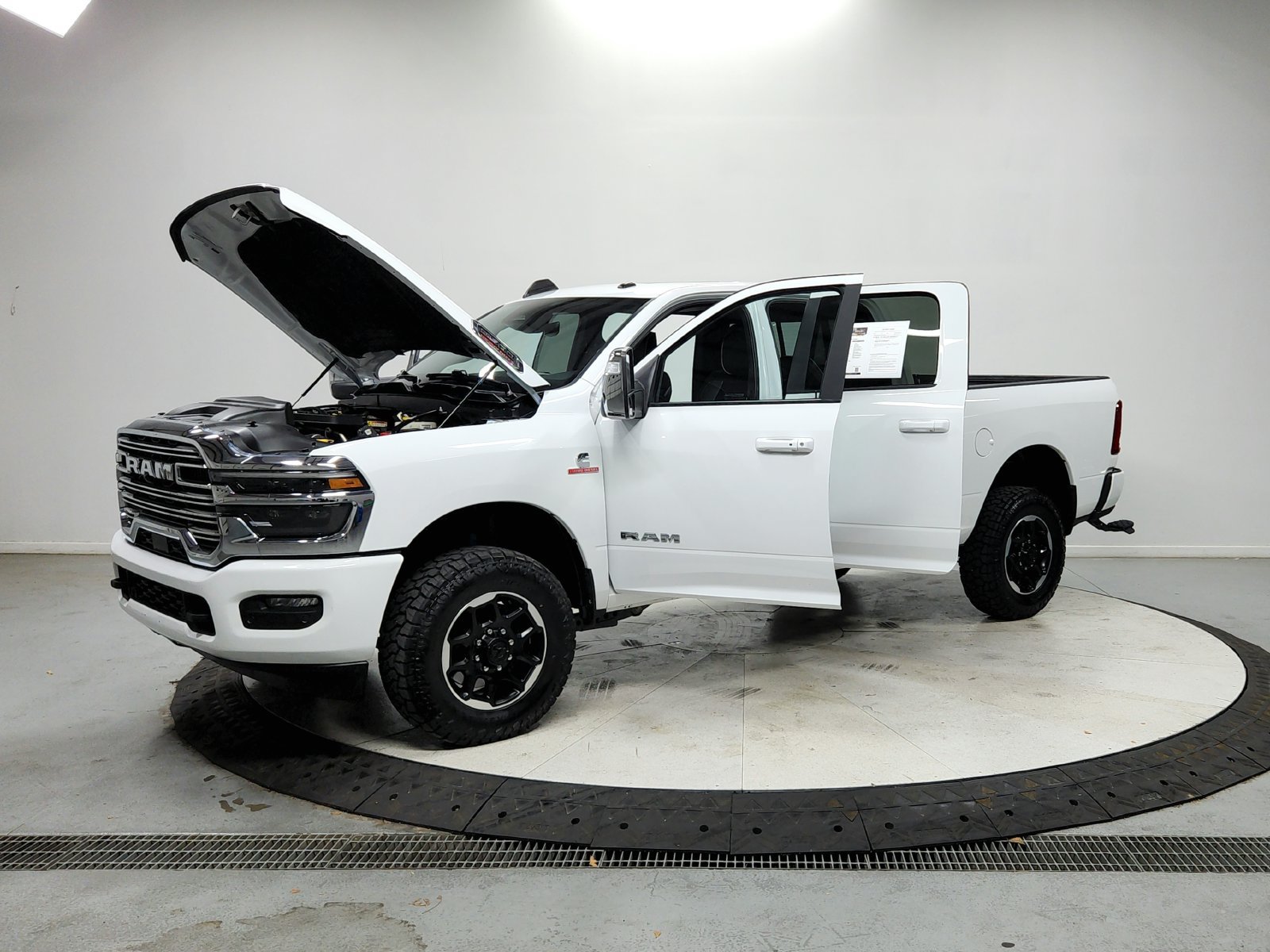 Used 2025 RAM 2500 Laramie AWD/4WD image 12