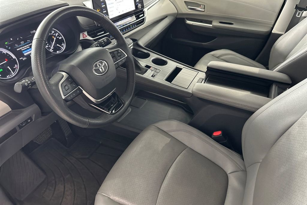 Used 2023 Toyota Sienna Limited image 10