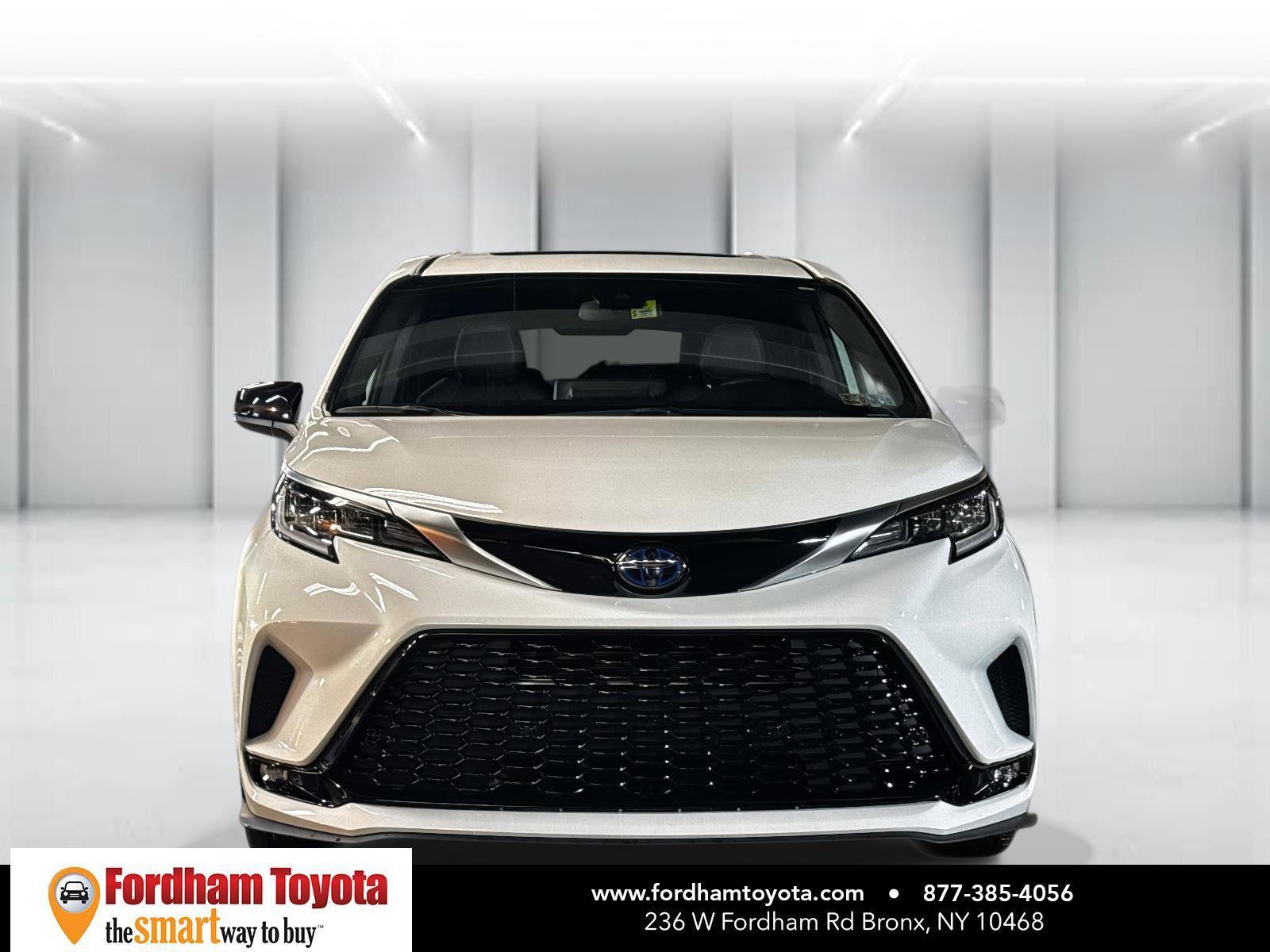 Used 2024 Toyota Sienna XSE w/ XSE Plus Package image 2