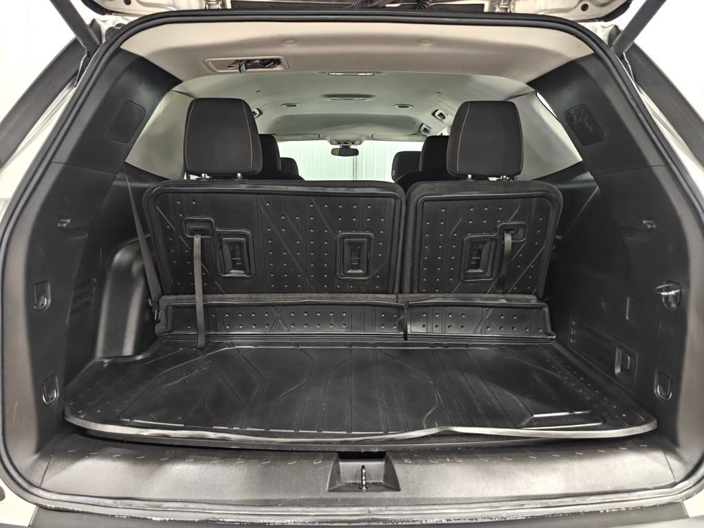 Used 2021 Chevrolet Traverse LT image 32