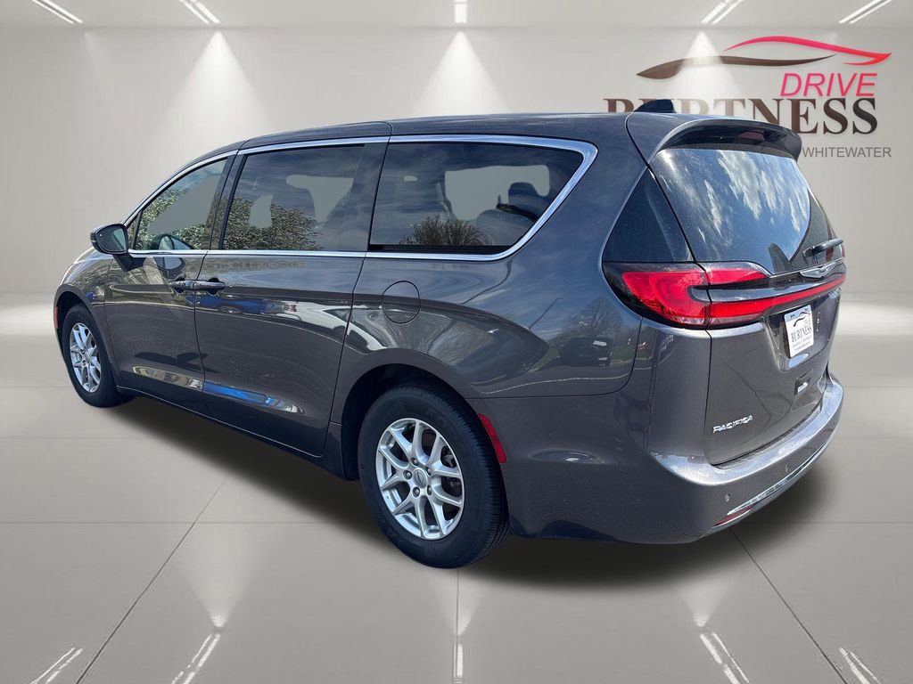 Used 2023 Chrysler Pacifica Touring-L image 6