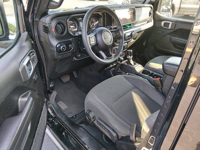 Used 2025 Jeep Wrangler Unlimited Rubicon AWD/4WD image 9