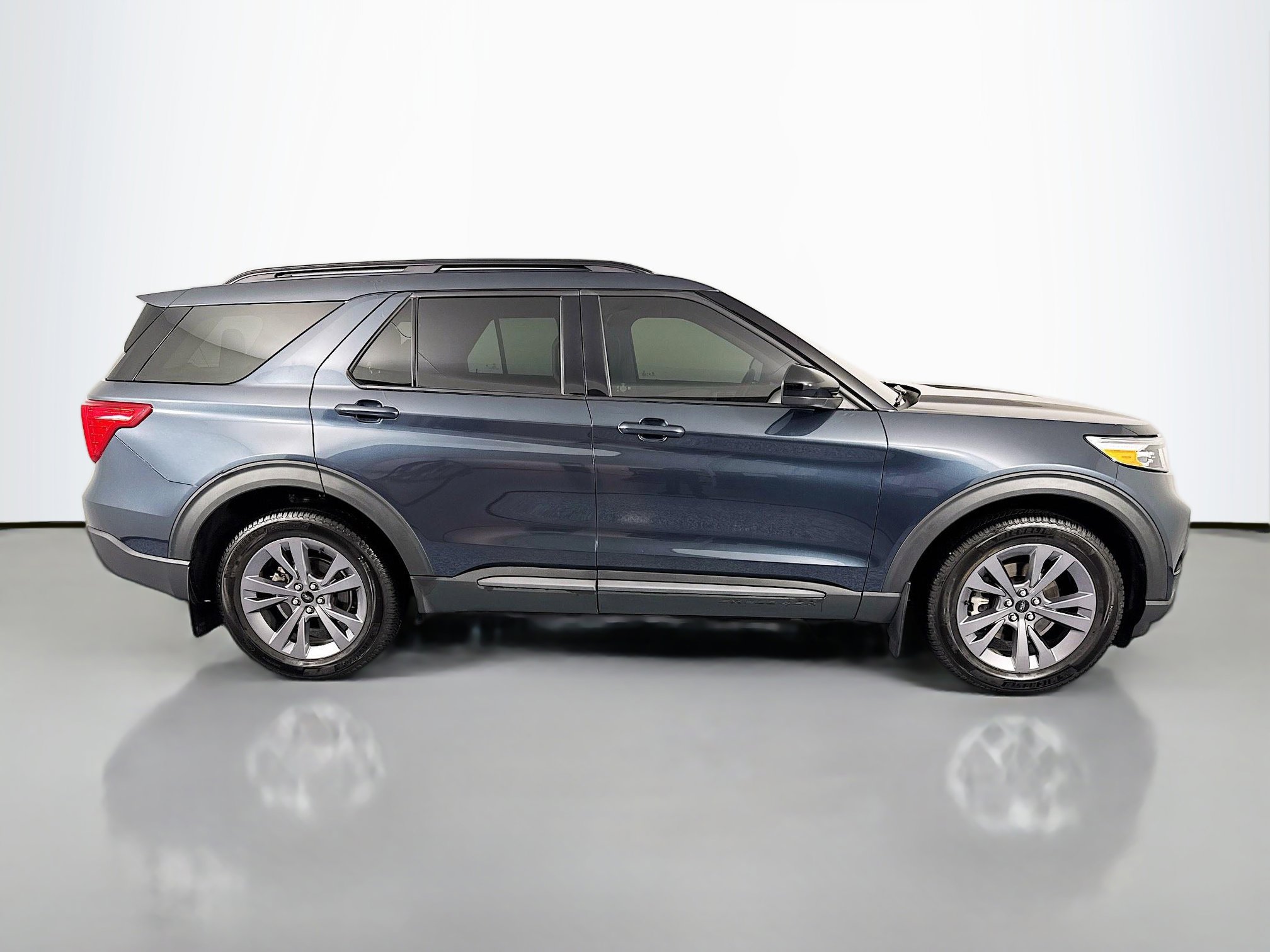 Used 2022 Ford Explorer XLT w/ Equipment Group 202A image 4