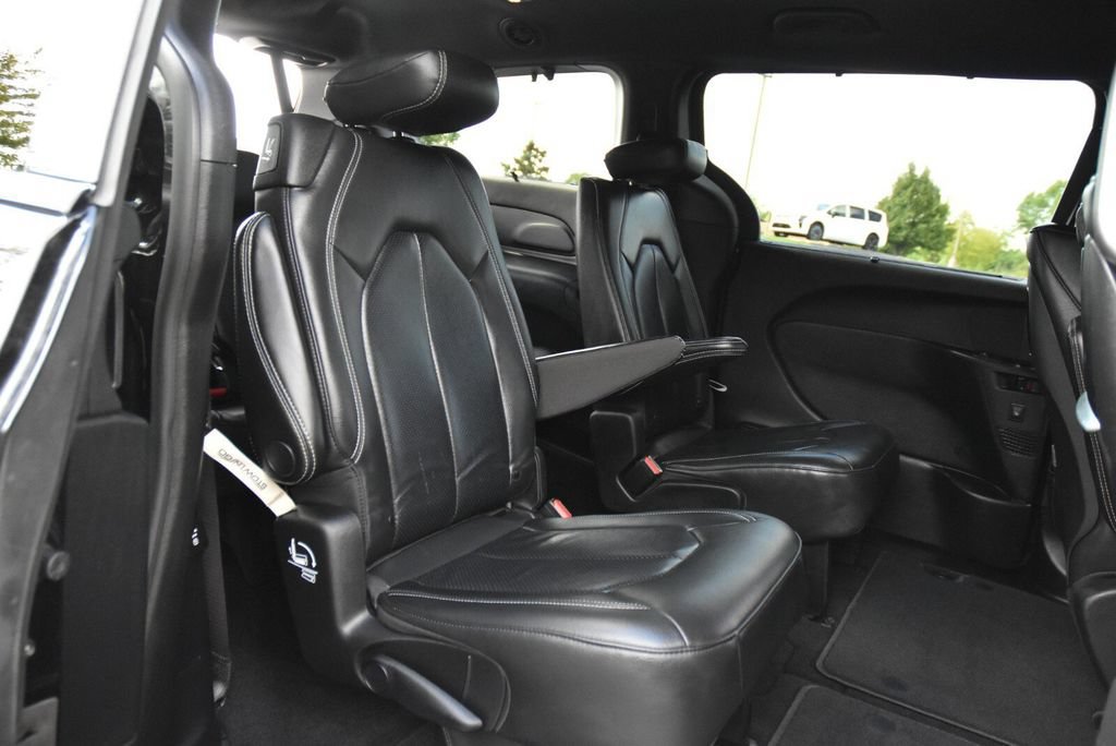 Used 2021 Chrysler Pacifica Touring-L w/ Uconnect Theater Family Group FWD image 36