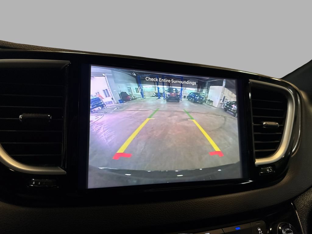 Used 2025 Chrysler Pacifica Select FWD image 19