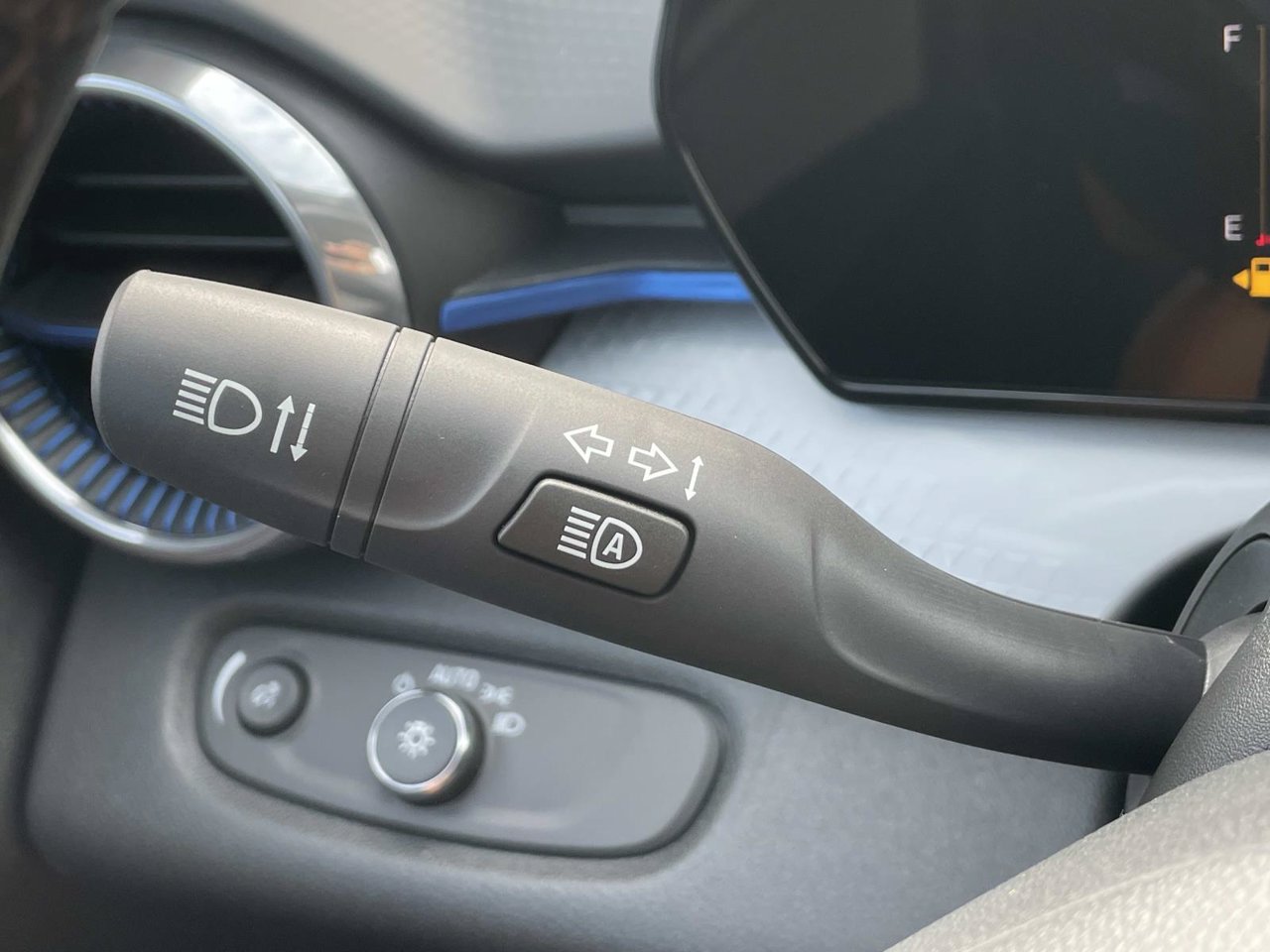 New 2026 Chevrolet Trax LT w/ LT Convenience Package FWD image 23