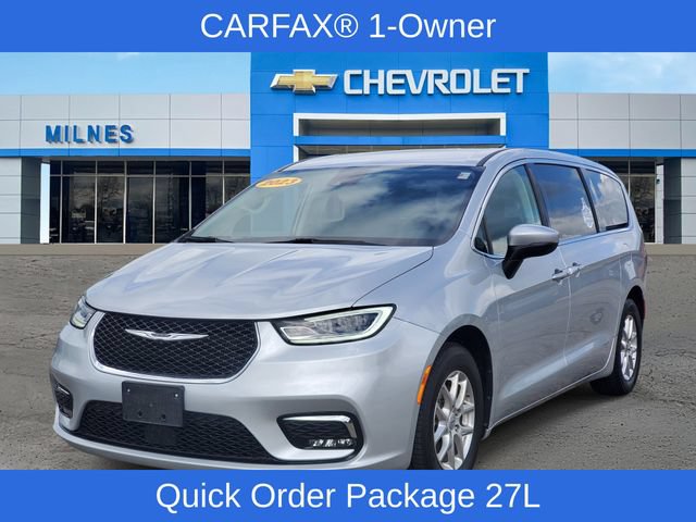 Used 2023 Chrysler Pacifica Touring-L FWD image 2
