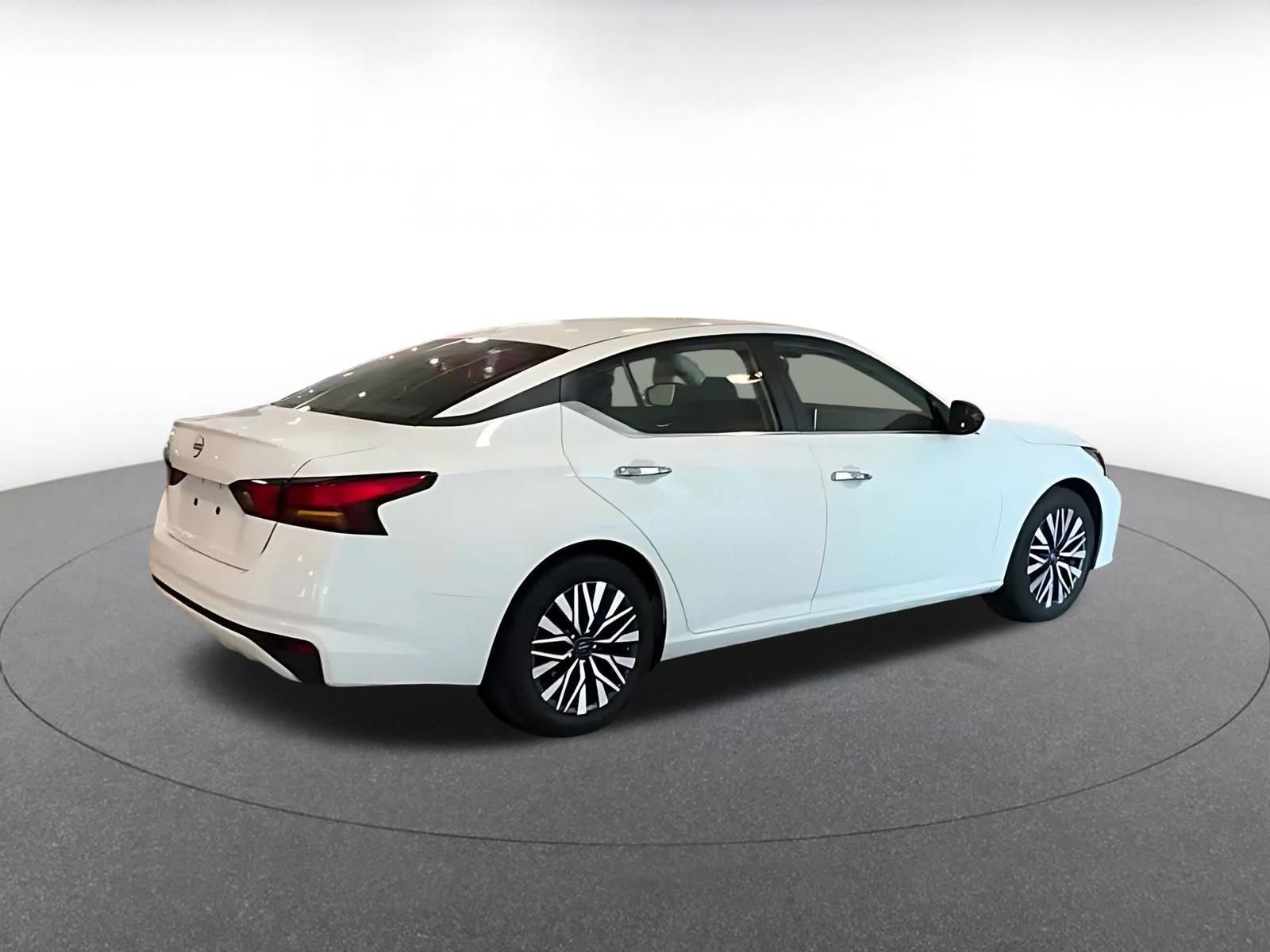 Used 2025 Nissan Altima 2.5 SV FWD image 10